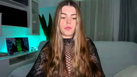 Lolitalolz online show from March 1, 8:10 pm