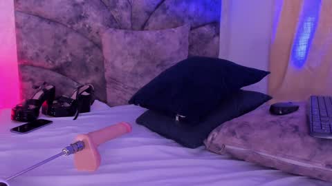 Veronica Olson online show from February 2, 7:20 am