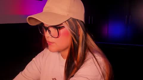 Snapshot of veronicabrown_xxx chatting on March 21, 4:06 am Vero online show from March 21, 4:06 am