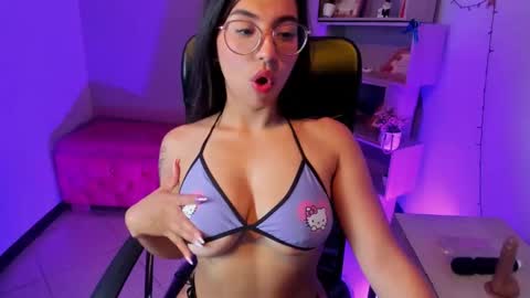 Snapshot of veronicacream_ chatting on April 19, 10:23 pm VeronicaCream online show from April 19, 10:23 pm
