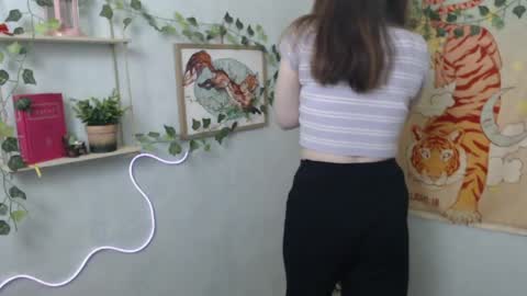 veryveryvery_shy online show from April 14, 5:46 am