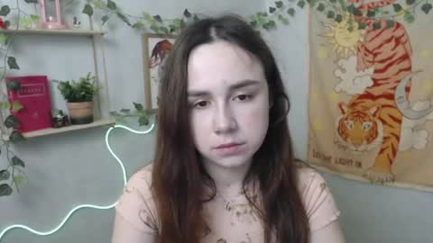 veryveryvery_shy online show from April 18, 5:44 am