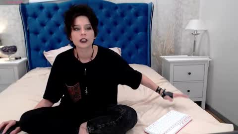 Snapshot of via_mayer chatting on October 23, 10:47 am Via online show from October 23, 10:47 am
