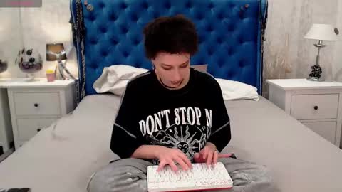 Snapshot of via_mayer chatting on March 2, 8:59 pm Via online show from March 2, 8:59 pm