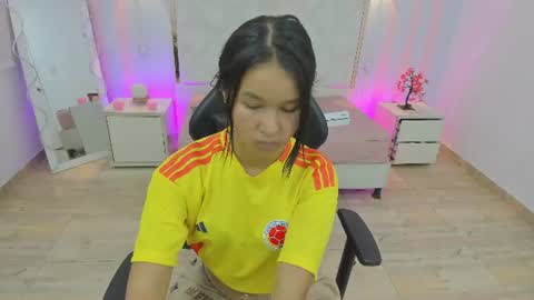 Snapshot of victoria1_tay chatting on June 12, 7:13 pm victoria1_tay online show from June 12, 7:13 pm
