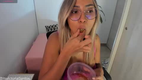 Victoria Santos online show from October 28, 3:10 am