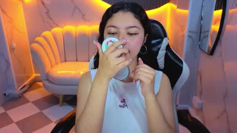 victoria_castillo_b online show from February 3, 7:52 pm