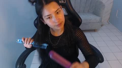 Snapshot of victoria_hernandez_t chatting on May 1, 1:48 pm Victoria online show from May 1, 1:48 pm