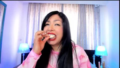 Snapshot of victoria_kim_lee chatting on June 6, 12:43 pm Victoria online show from June 6, 12:43 pm
