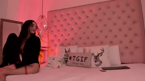 Snapshot of victoria_kitt chatting on February 19, 7:27 pm victoria_kitt online show from February 19, 7:27 pm