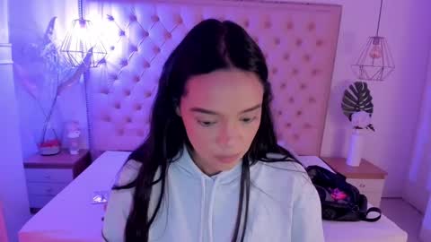 Snapshot of victoria_kitt chatting on October 7, 4:04 pm victoria_kitt online show from October 7, 4:04 pm