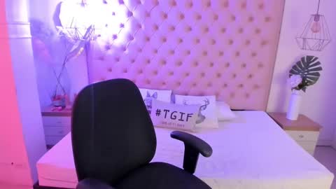 Snapshot of victoria_kitt chatting on October 13, 7:03 pm victoria_kitt online show from October 13, 7:03 pm