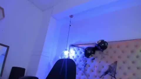 Snapshot of victoria_kitt chatting on October 18, 7:03 pm victoria_kitt online show from October 18, 7:03 pm