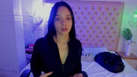 Snapshot of victoria_kitt chatting on November 6, 7:04 pm victoria_kitt online show from November 6, 7:04 pm