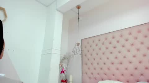 Snapshot of victoria_kitt chatting on June 18, 7:18 pm victoria_kitt online show from June 18, 7:18 pm