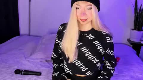 D A N I online show from November 16, 5:40 pm