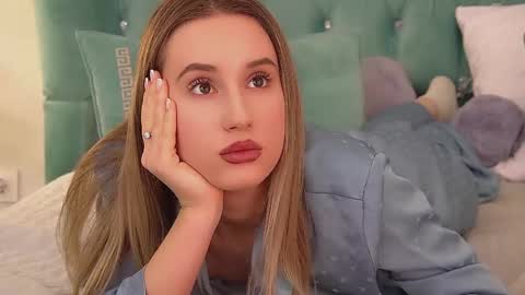 Victoria online show from December 13, 8:04 pm