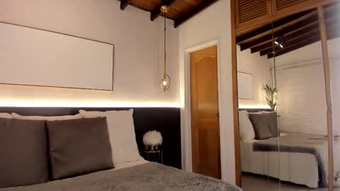 Victoria Shelby  online show from October 1, 12:00 pm