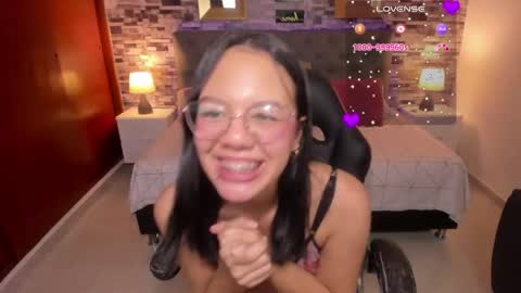 Snapshot of viiolet__moon chatting on May 22, 4:56 pm Violet online show from May 22, 4:56 pm