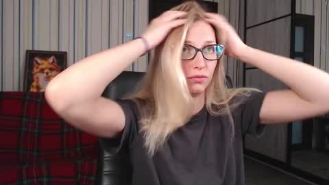 Snapshot of vikaericka chatting on October 31, 5:19 am Vika online show from October 31, 5:19 am