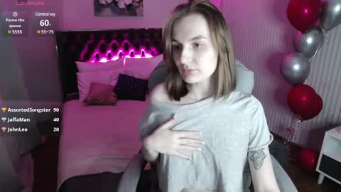 Snapshot of vikky_moon chatting on March 9, 4:16 am Vikky online show from March 9, 4:16 am