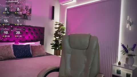 Snapshot of vikky_moon chatting on September 12, 1:49 am Vikky online show from September 12, 1:49 am