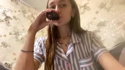 Snapshot of viktoria9898 chatting on December 11, 5:10 am Sweett online show from December 11, 5:10 am