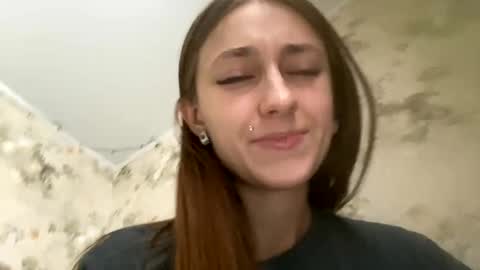 Snapshot of viktoria9898 chatting on December 16, 9:35 am Sweett online show from December 16, 9:35 am