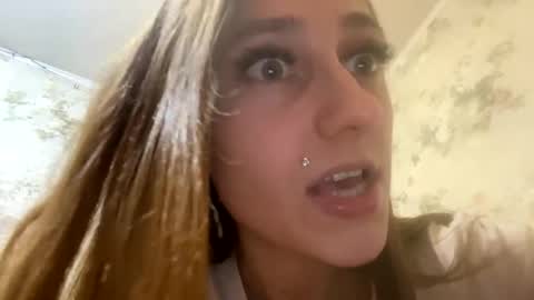 Snapshot of viktoria9898 chatting on January 2, 10:33 pm Sweett online show from January 2, 10:33 pm