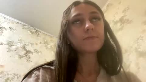 Snapshot of viktoria9898 chatting on March 2, 12:09 am Sweett online show from March 2, 12:09 am