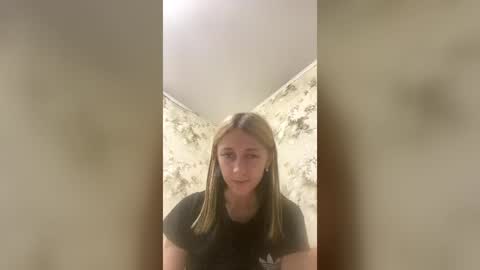Snapshot of viktoria9898 chatting on June 18, 12:33 am Sweett online show from June 18, 12:33 am