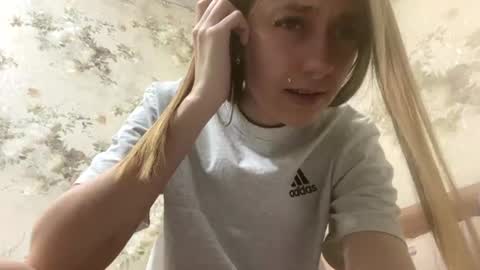 Snapshot of viktoria9898 chatting on June 23, 1:25 am Sweett online show from June 23, 1:25 am