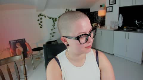 Snapshot of villyvici chatting on April 7, 1:33 pm Villy online show from April 7, 1:33 pm