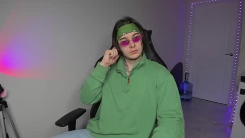 Snapshot of vincent__strong chatting on December 3, 7:54 am Vincent Strong online show from December 3, 7:54 am