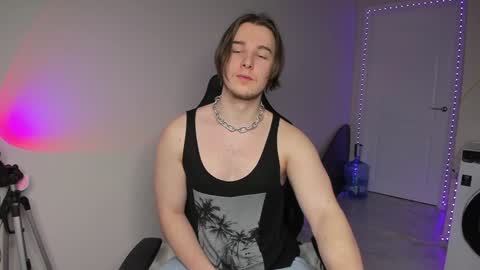 Snapshot of vincent__strong chatting on December 6, 8:05 am Vincent Strong online show from December 6, 8:05 am