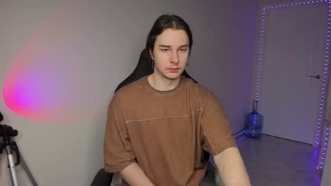 Snapshot of vincent__strong chatting on December 19, 8:23 am Vincent Strong online show from December 19, 8:23 am