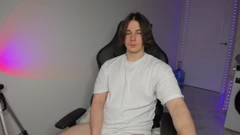 Snapshot of vincent__strong chatting on December 20, 8:38 am Vincent Strong online show from December 20, 8:38 am