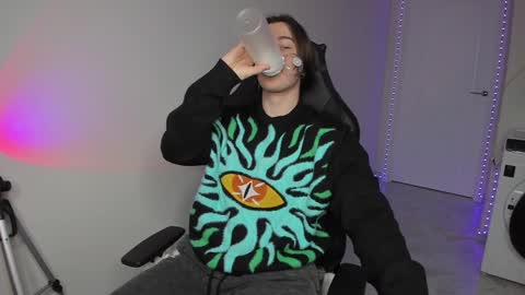 Snapshot of vincent__strong chatting on December 22, 8:05 am Vincent Strong online show from December 22, 8:05 am