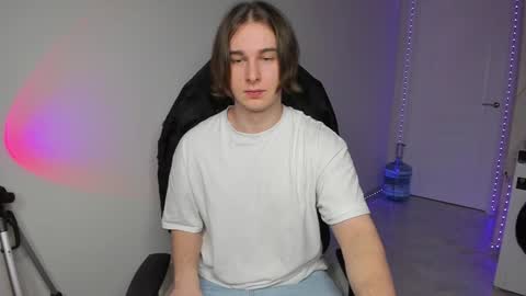 Snapshot of vincent__strong chatting on December 23, 10:53 am Vincent Strong online show from December 23, 10:53 am