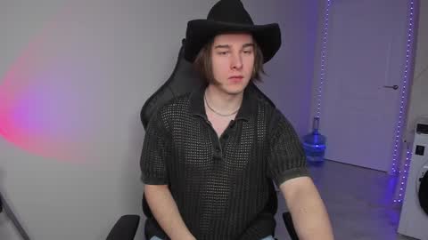 Snapshot of vincent__strong chatting on January 6, 7:20 am Vincent Strong online show from January 6, 7:20 am