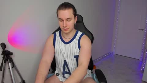 Snapshot of vincent__strong chatting on February 7, 4:03 pm Vincent Strong online show from February 7, 4:03 pm