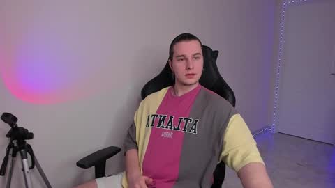 Snapshot of vincent__strong chatting on February 14, 2:54 pm Vincent Strong online show from February 14, 2:54 pm