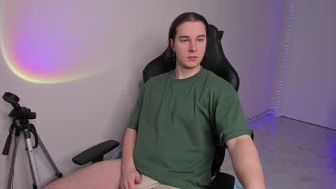 Snapshot of vincent__strong chatting on February 15, 8:11 am Vincent Strong online show from February 15, 8:11 am