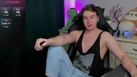 Snapshot of vincent__strong chatting on September 12, 1:11 pm Vincent Strong online show from September 12, 1:11 pm