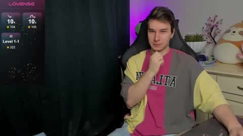 Snapshot of vincent__strong chatting on September 20, 8:15 am Vincent Strong online show from September 20, 8:15 am