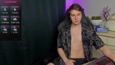 Snapshot of vincent__strong chatting on September 28, 8:31 am Vincent Strong online show from September 28, 8:31 am