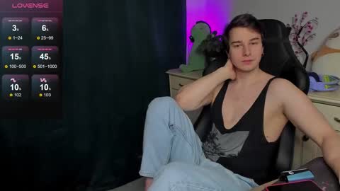 Snapshot of vincent__strong chatting on October 11, 8:24 am Vincent Strong online show from October 11, 8:24 am