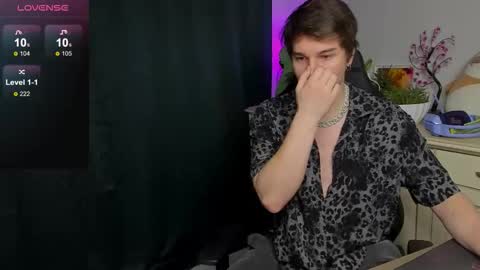 Snapshot of vincent__strong chatting on October 13, 8:58 am Vincent Strong online show from October 13, 8:58 am