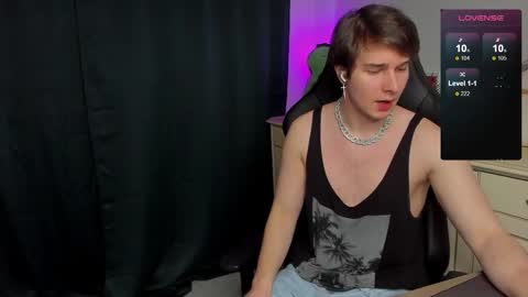 Snapshot of vincent__strong chatting on October 18, 8:04 am Vincent Strong online show from October 18, 8:04 am