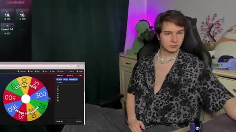 Snapshot of vincent__strong chatting on October 19, 9:43 am Vincent Strong online show from October 19, 9:43 am